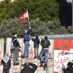 ضرب نائب ورشق سيارة وزير بالبيض:البرلمان اللبناني يعقد جلسته رغم المواجهات بين الجيش والمتظاهرين