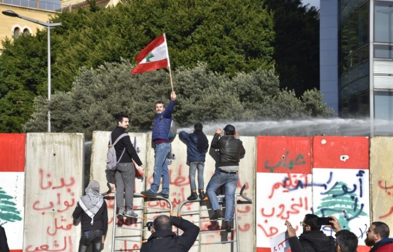 ضرب نائب ورشق سيارة وزير بالبيض:البرلمان اللبناني يعقد جلسته رغم المواجهات بين الجيش والمتظاهرين