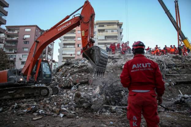 صحف اليوم:ارتفاع حصيلة قتلى زلزال تركيا والأمن بساحة الاعتصام في البصرة،الجزائر تصوت على استفتاء