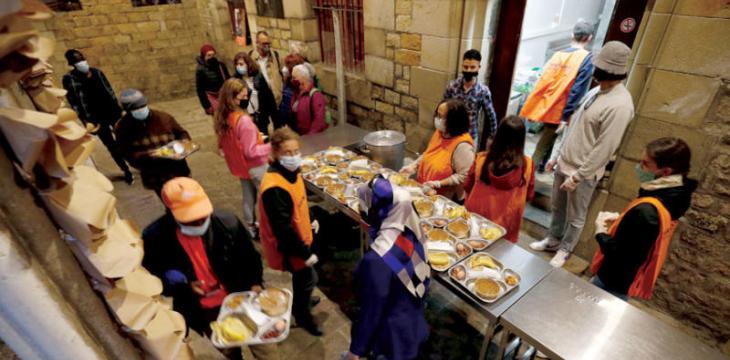 كنيسة في برشلونة تستضيف المسلمين في إفطار رمضان وطاهٍ جزائري محترف يعد وجبات إفطار مجانية